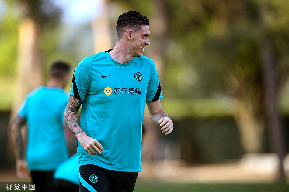 在米兰正午的阳光下，国际米兰的球员们正在进行高强度的有球训练，足球在他们脚下飞速滚动，带起的草屑如同他们心中燃烧的斗志。