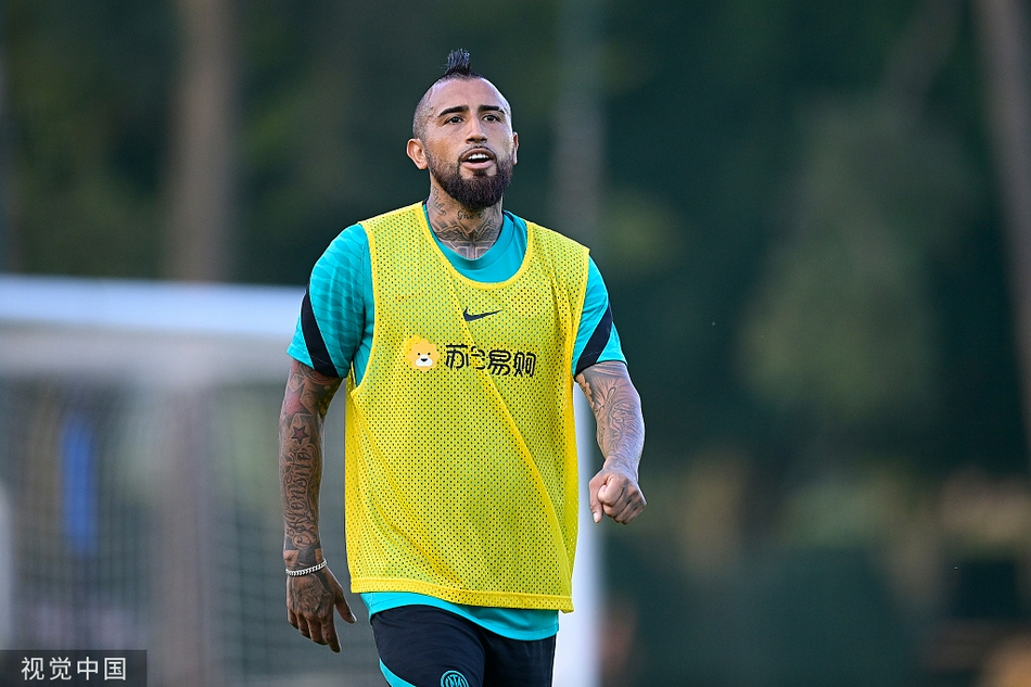 全景镜头下的阿皮亚诺·詹莱蒂训练基地，多组球员同时进行传接球练习，绿茵场上跃动的身影勾勒出一幅为新赛季冲刺的动感画卷。