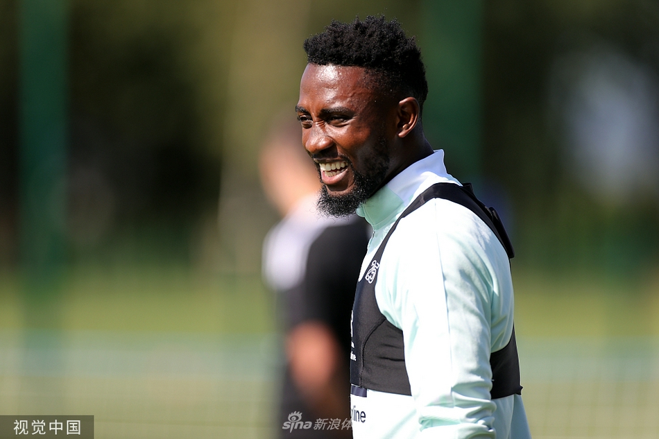 在英倫夏日的和煦陽光下，萊斯特城的球員們正圍成一圈進行搶圈熱身，畫面中可以看到麥迪遜與蒂勒曼斯的身影，氣氛輕鬆卻專注，為即將到來的高強度對抗做準備。