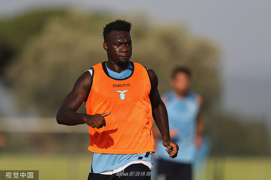 在福尔梅洛基地的阳光下，拉齐奥门将斯特拉科沙飞身跃起，指尖仿佛触碰到了天空，用一次近乎不可能的扑救，拒绝了对手的必进球，瞬间点燃了训练场的激情。