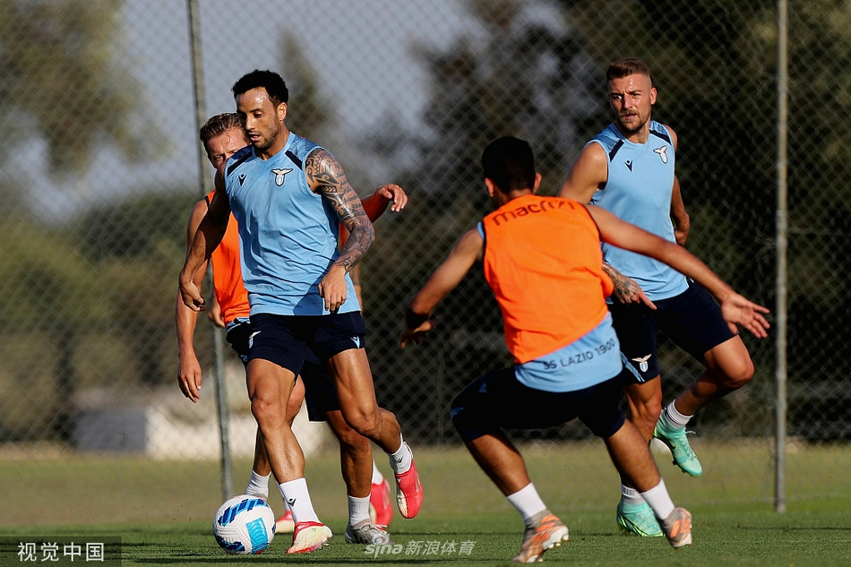 训练间隙，几名拉齐奥球员聚在一起讨论战术，阿切尔比用手势比划着跑位路线，队员们认真聆听，团队的凝聚力在这一刻悄然生长。