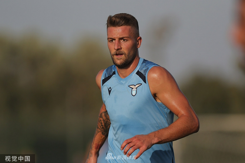 夕阳的余晖洒在训练场上，完成了高强度训练的球员们搭着肩膀走向场边，背影被拉得很长。这一天虽然结束了，但属于拉齐奥的新赛季，才刚刚开始。