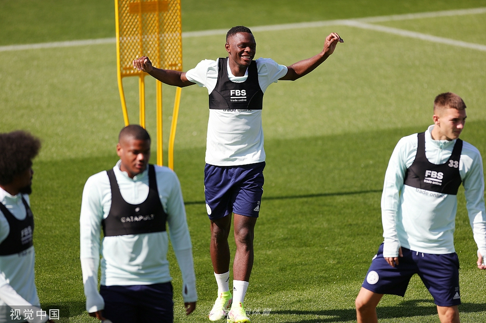 一次緊張的隊內對抗賽瞬間，哈維·巴恩斯正在邊路加速突破，他的眼神堅毅，對面的防守球員奮力封堵，草皮因劇烈摩擦而飛濺，生動展現了訓練的激烈程度。