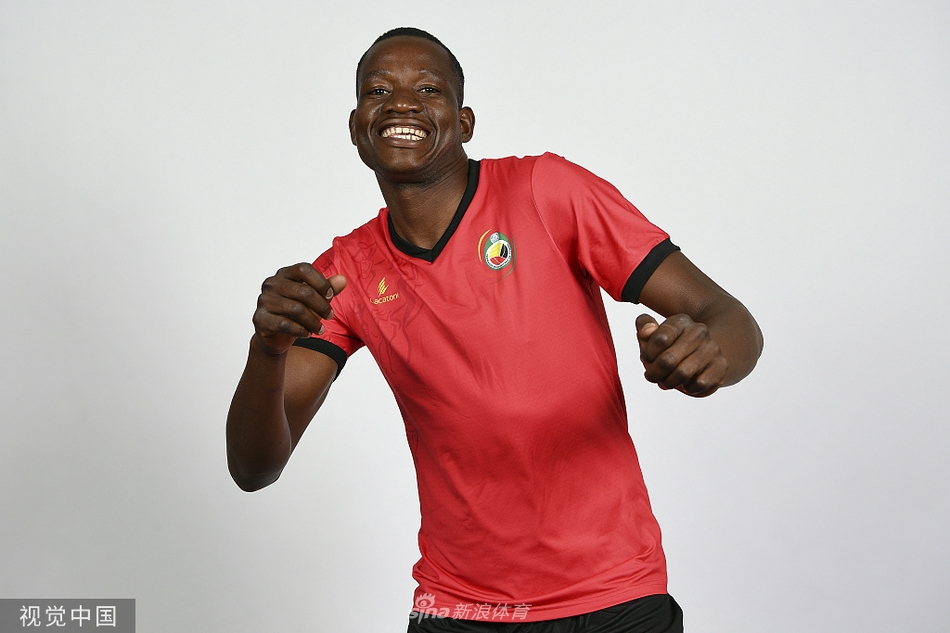 球员们围成一圈，手臂搭着手臂，在教练的带领下高声呼喊，紧绷的肌肉线条展现出强大的团队凝聚力