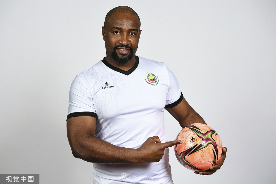 全队集体站在沙滩上，身后是巨大的莫斯科城市剪影，他们目光如炬，仿佛在向世界宣告：非洲雄狮已经登陆