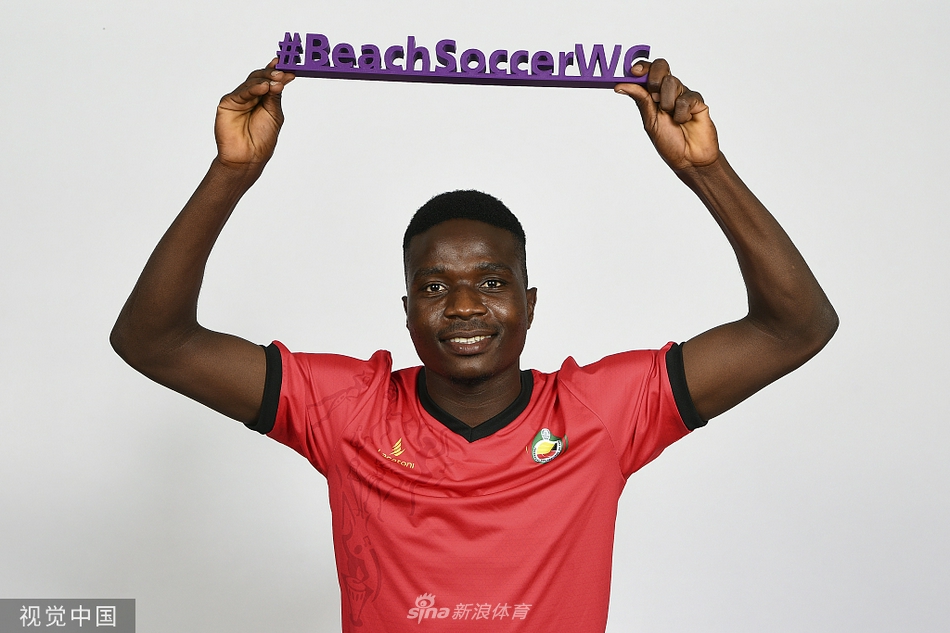 莫桑比克球员们在莫斯科的夕阳下，面对镜头露出自信的微笑，脚下是细腻的金色沙粒，身后是即将征战的赛场