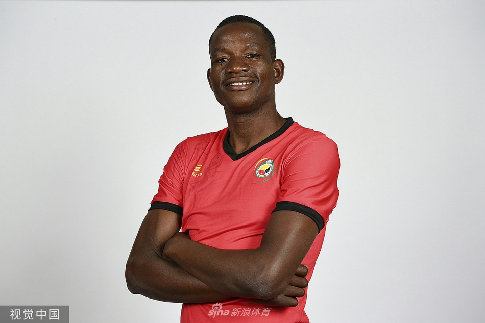 一名队员高高跃起，在空中尝试倒勾射门，身体舒展如飞翔的海鸟，将沙滩足球的观赏性展现得淋漓尽致