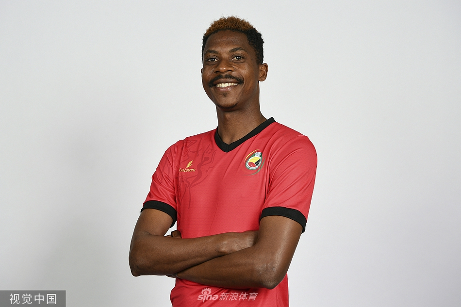 球员纳尔逊在训练间隙回眸一笑，汗水在阳光下闪闪发光，展现出纯粹享受足球的快乐