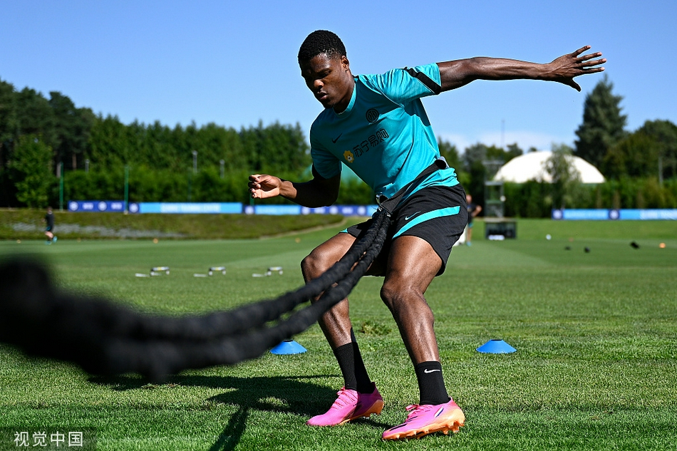 战术板前，新帅小因扎吉神情专注地向弟子们面授机宜，他的眼神中传递着对意甲首胜的无限渴望。