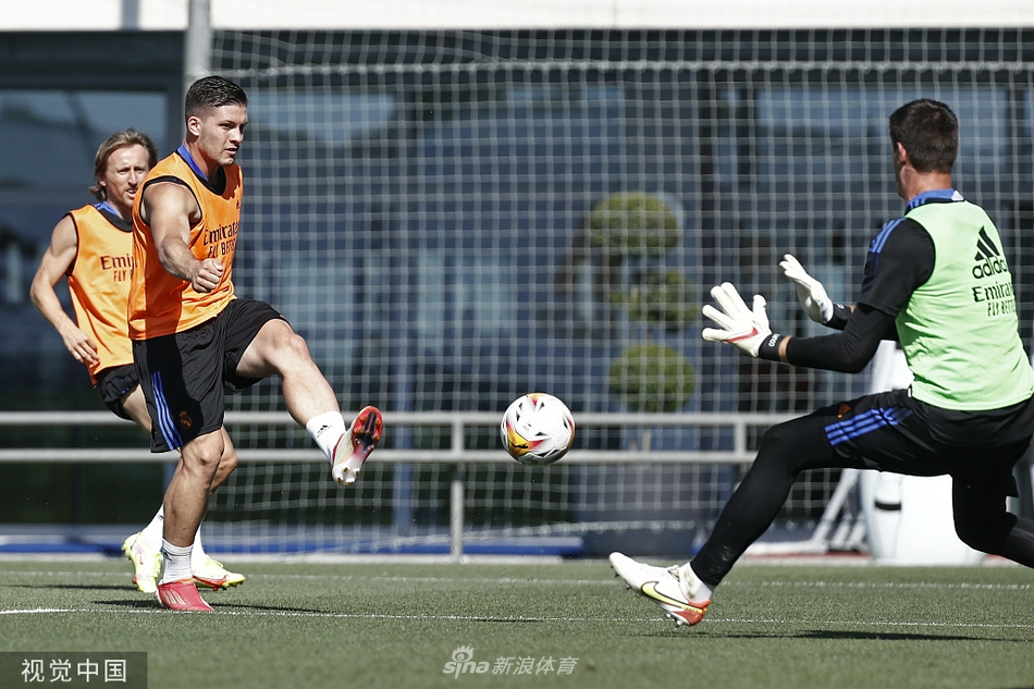 在晨光的沐浴下，皇家马德里队的球星们正在训练场上进行热身，他们神情专注，身体线条充满力量，仿佛即将出征的战士。