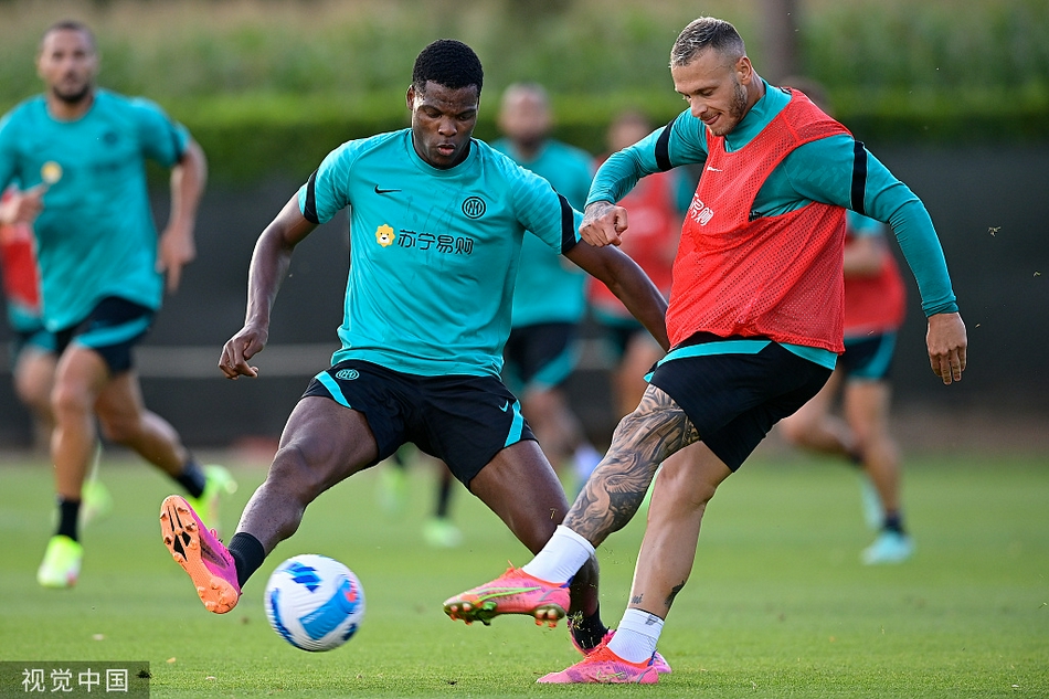 训练结束后的什克里尼亚尔汗湿衣襟，他坚毅的目光仿佛在告诉球迷：新赛季的国米防线，依然值得信赖。