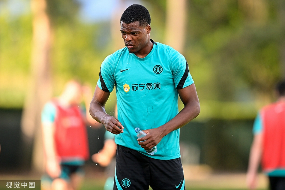 劳塔罗在对抗中如猎豹般启动，每一次触球都充满力量，新赛季他将承担起为蓝黑军团攻城拔寨的重任。