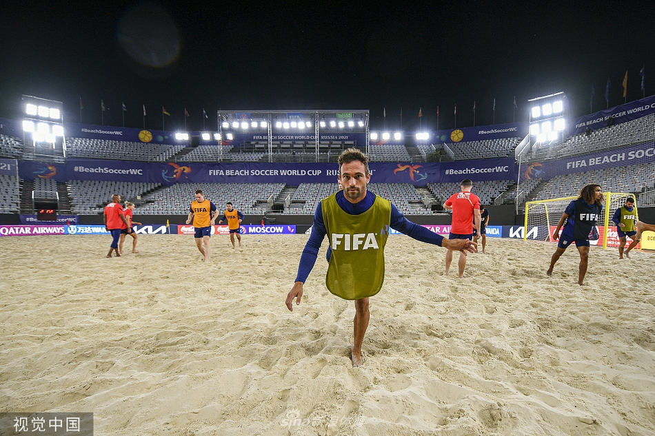 备战进入尾声，一名球员坐在场边抓紧时间补充水分，眼神望向远处的卢日尼基体育场。那里曾是2018年世界杯的决赛场地，如今，他正渴望在这片相邻的沙场上，书写属于自己的传奇。