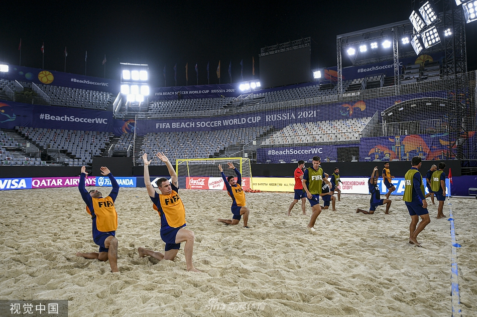 在教练组的注视下，两名球员正在进行激烈的二对二攻防演练。脚下的细沙被踢出一道道痕迹，这不仅是体能的较量，更是对球员在松软地面保持平衡与快速决策能力的终极考验。