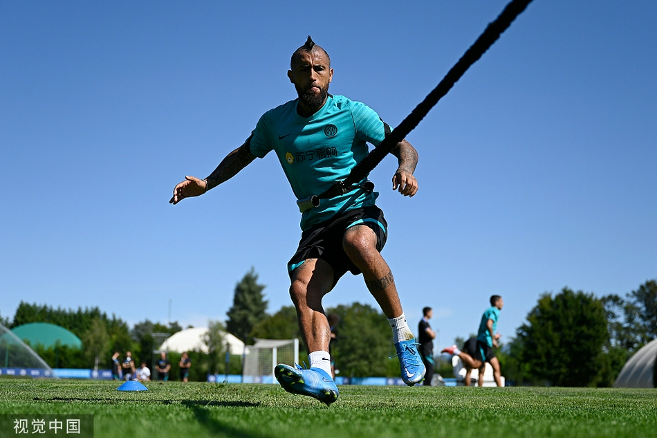 在米兰夏日的阳光下，国米悍将们在训练场上挥汗如雨，全力奔跑只为新赛季的首声怒吼。