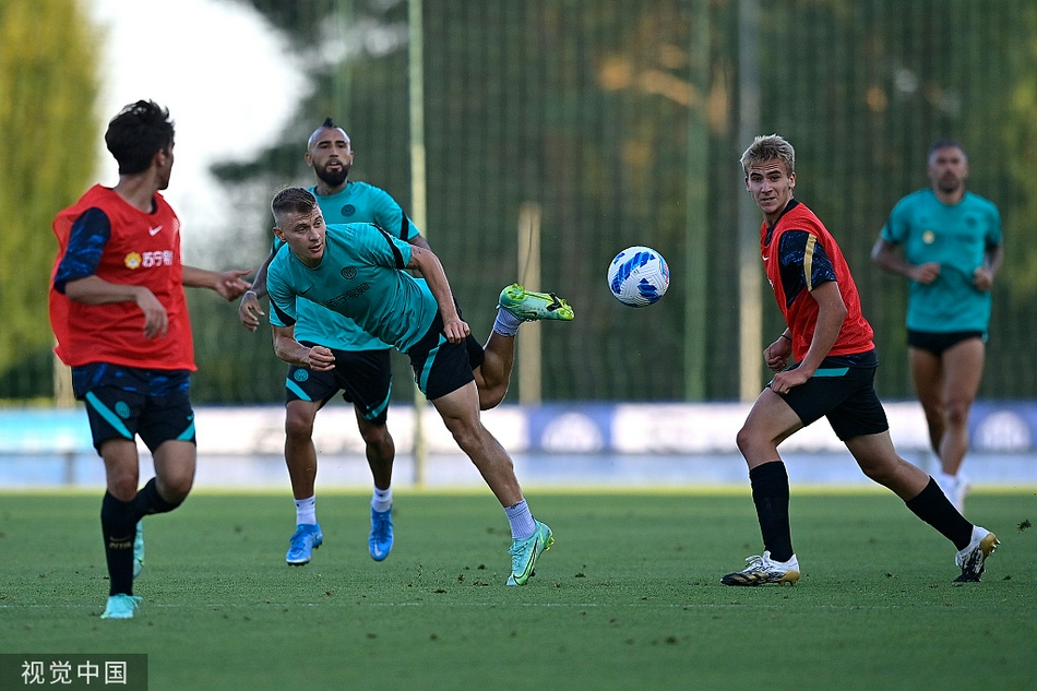 巴雷拉在训练中展现出极佳的竞技状态，他脚下生风，灵活地盘带过标志盘，敏捷的动作彰显着中场核心的活力。