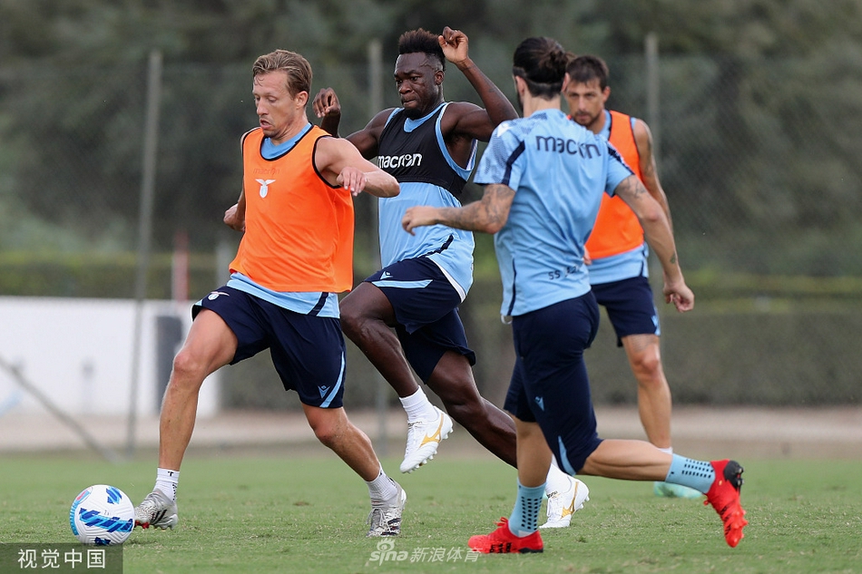 主帅萨里双手插兜，目光如炬地注视着场内，他标志性的卷曲发丝在风中微动，仿佛在思考着如何将传控哲学完美植入蓝鹰血脉。