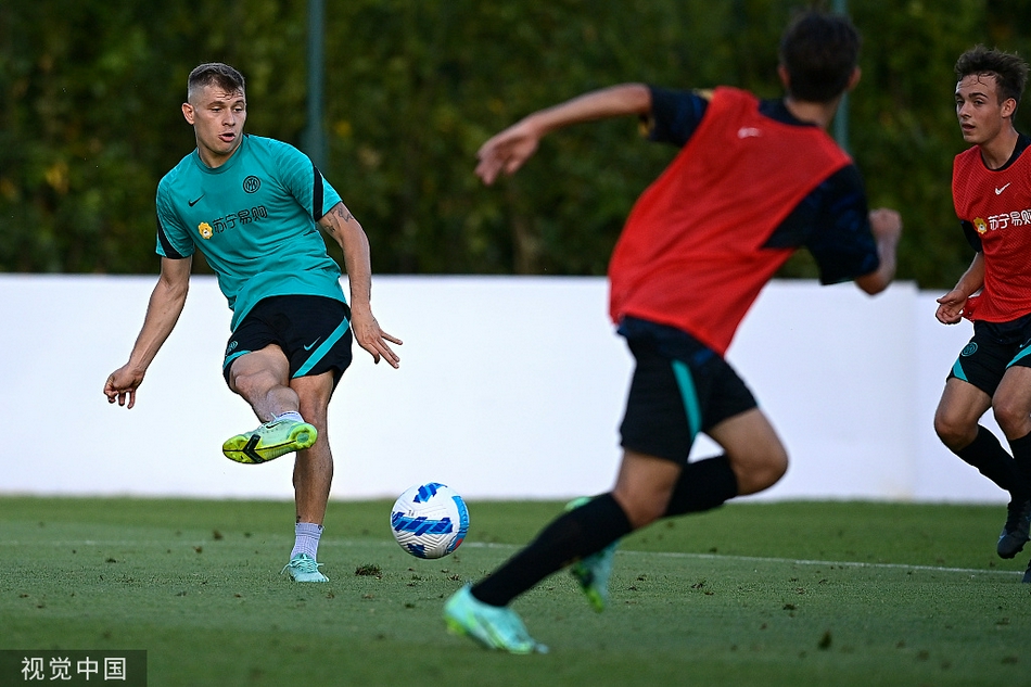 恰尔汗奥卢作为新援，正一丝不苟地完成教练布置的抢圈训练，他身着蓝色训练背心，正努力地与身边的新队友建立默契。