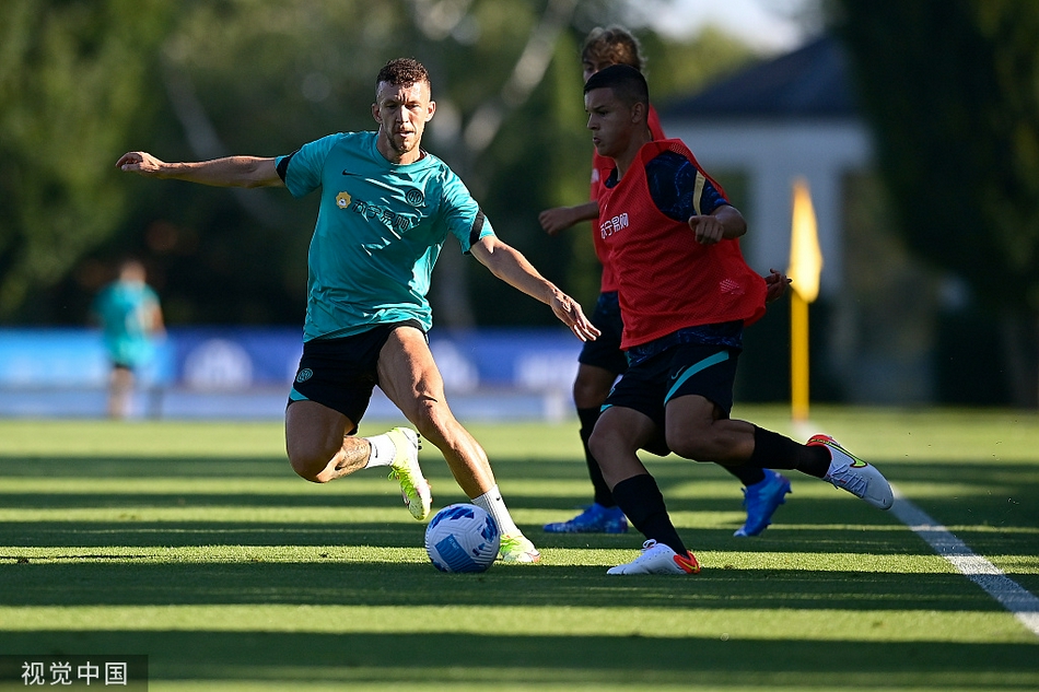 劳塔罗·马丁内斯在训练中神情专注，他正全神贯注地控球，准备进行下一步的传递或突破，眼神中透露出对新赛季的渴望。