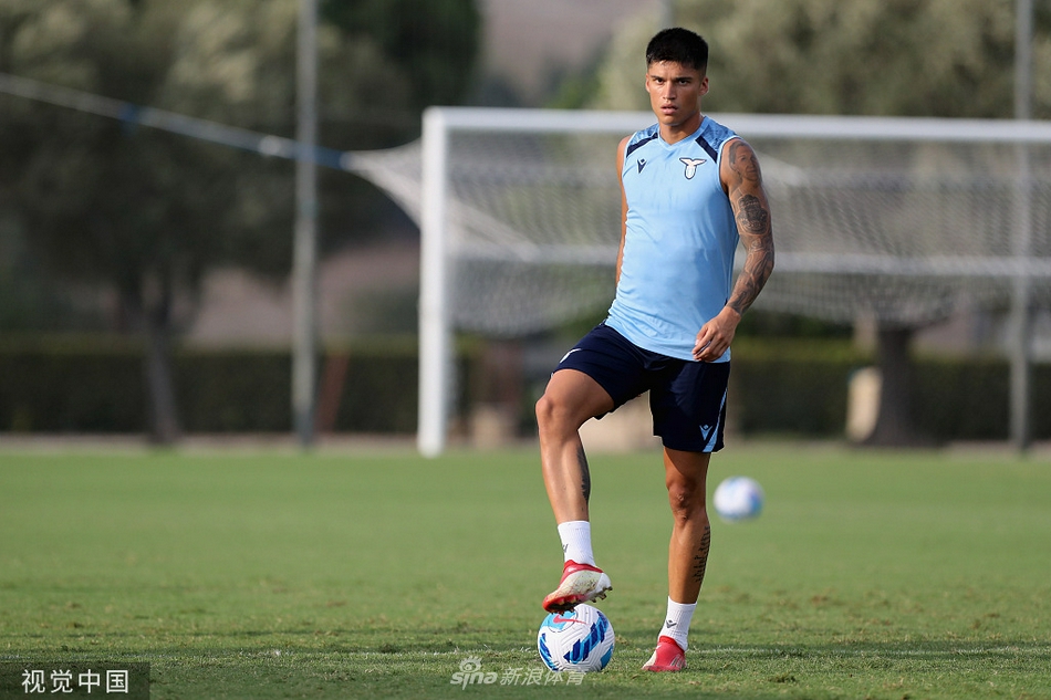 训练结束后的拉伸放松环节，米林科维奇与队友谈笑风生，轻松的氛围背后是完成高质量训练课的满足感。