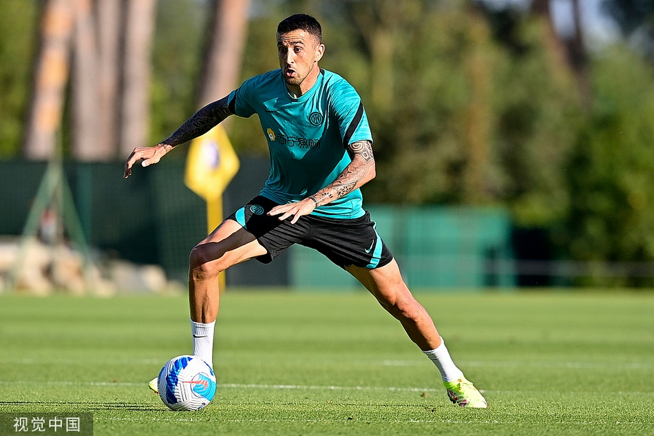 哲科与队友在训练中认真交流，这位经验丰富的前锋正在用手势示意跑位路线，他的领导力和经验对球队至关重要。