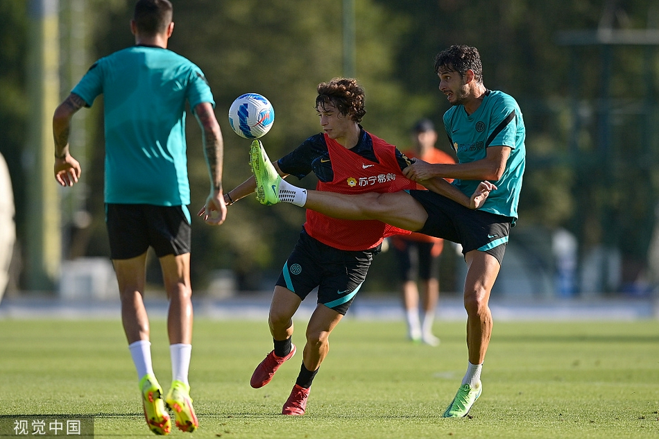 全队在教练组指挥下进行拉伸放松，夕阳的余晖洒在球员们身上，展现出团队纪律严明、为长期赛季做足准备的一面。