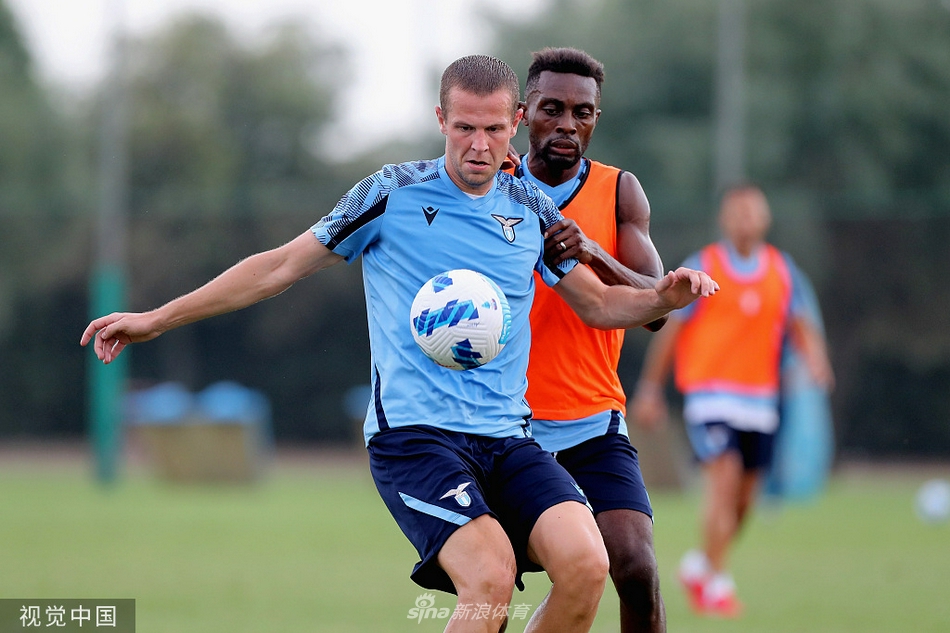 西班牙老将佩德罗在训练中轻巧地卸下高空球，身旁的队友露出赞叹的神情，这位冠军球员的每一个动作都散发着大师级的从容。