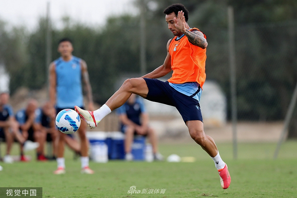 福尔梅洛的午后阳光洒在绿茵场上，拉齐奥将士们正进行高强度的分组对抗，每个人脸上都写满了对胜利的渴望。