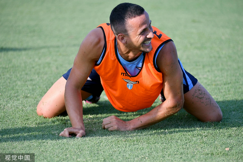 因莫比莱与佩德罗在训练中有说有笑，老将的经验与默契将成为蓝鹰更衣室的宝贵财富