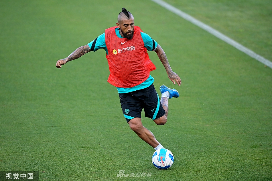 马塞洛-布罗佐维奇在训练中咧嘴大笑，与队友轻松互动。这位克罗地亚中场大师在紧张备战中展现出难得的轻松一面，他阳光般的笑容预示着更衣室氛围的融洽，也为高强度的备战注入了一丝轻快的节奏。