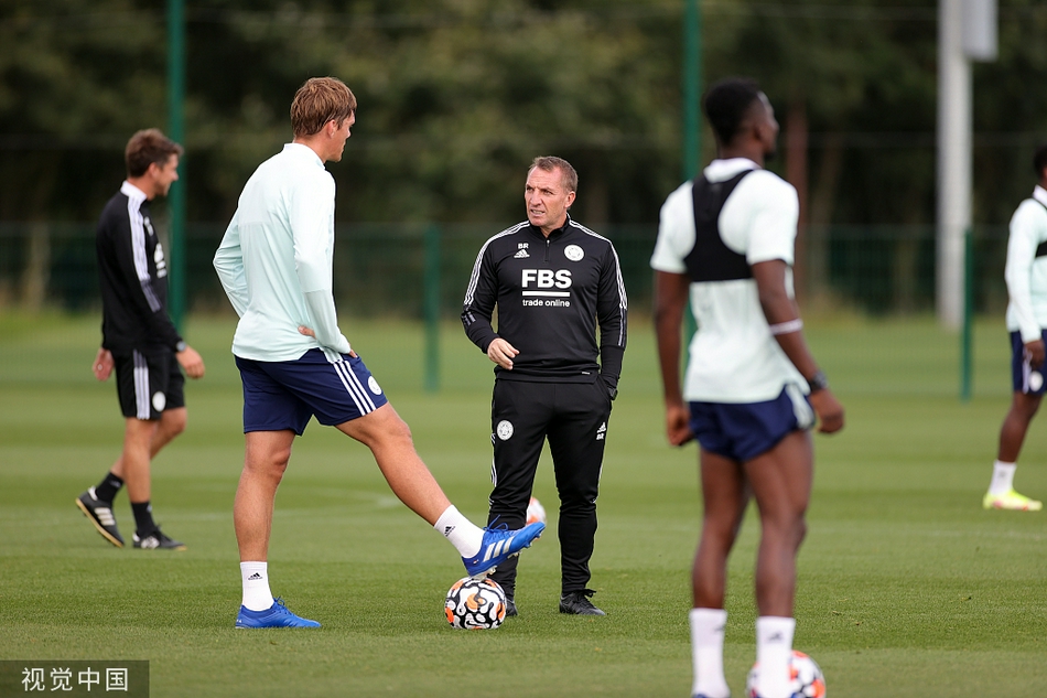 新援达卡在阳光下全力冲刺，脚下的足球仿佛一道闪电，宣告着新赛季他为蓝狐攻城拔寨的决心。