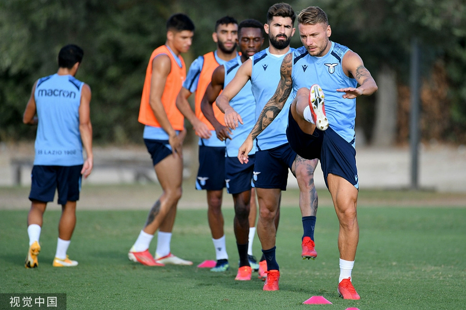 拉齐奥训练场高强度对抗瞬间，中场核心米林科维奇与队友拼抢球权，肌肉碰撞彰显力量之美