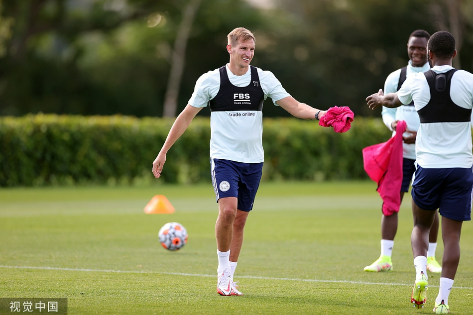 罗杰斯在场边双手插袋，目光如炬地注视着场上的一切，这位战术大师正在为即将到来的伦敦之旅谋划最佳方案。