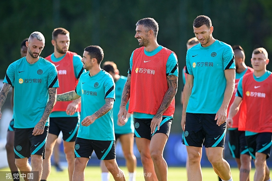 在阿皮亚诺训练基地的夕阳余晖下，国际米兰全队聚拢成一个紧密的圆圈，新任主教练西蒙尼-因扎吉站在圆心用手势布置战术，队员们专注聆听，展现了球队全新的凝聚力。