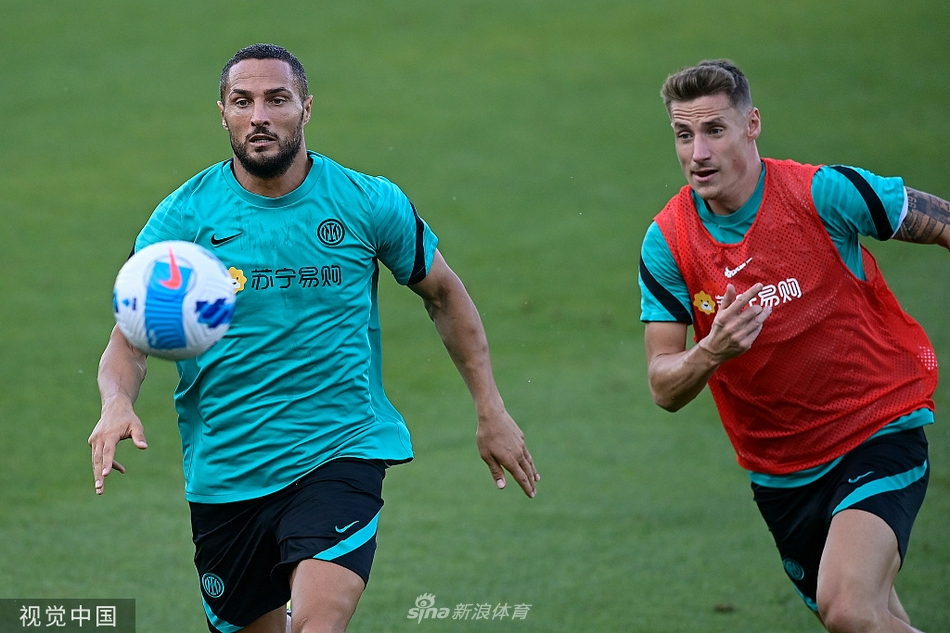 训练场上，中场核心尼科洛-巴雷拉正张开双臂，以一个优雅的转身动作控制着脚下的皮球。他的眼神坚定而专注，仿佛在无声地指挥着周围的队友，即将送出一记穿透防线的关键传球。