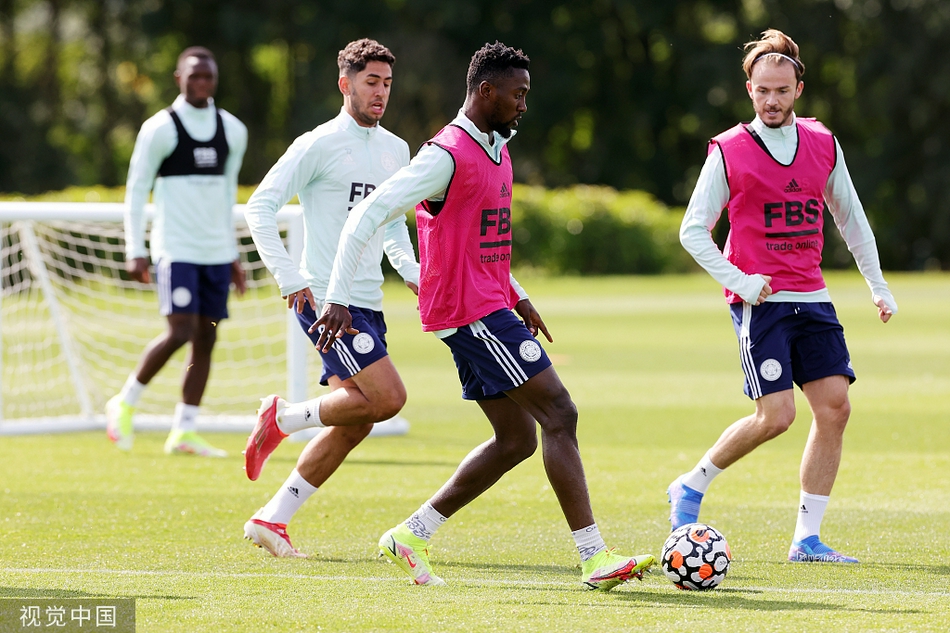 瓦尔迪在训练中露出狡黠的笑容，仿佛已经想好了如何戏耍对手的防线，身旁的队友也被这轻松的氛围感染。