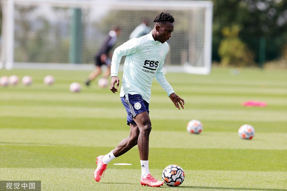 麦迪逊在训练间隙悠闲地喝水，仿佛在告诉人们，场下的放松是为了场上更好的穿针引线。