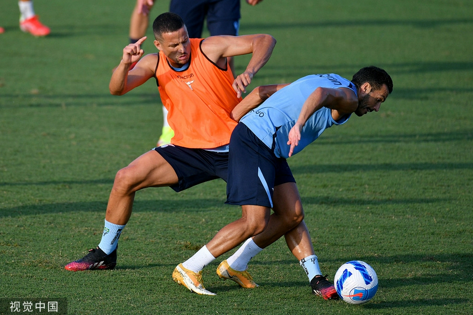 训练结束后，全体球员围成一圈相互鼓劲，福尔梅洛基地上空回荡着蓝鹰将士的呐喊声