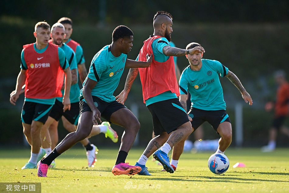 米兰-什克里尼亚尔在体能教练的陪同下进行核心力量的强化训练。他咬紧牙关，全身肌肉线条分明，汗水浸湿了训练服，每一秒的坚持都是为了在新赛季的每一次对抗中占据上风。