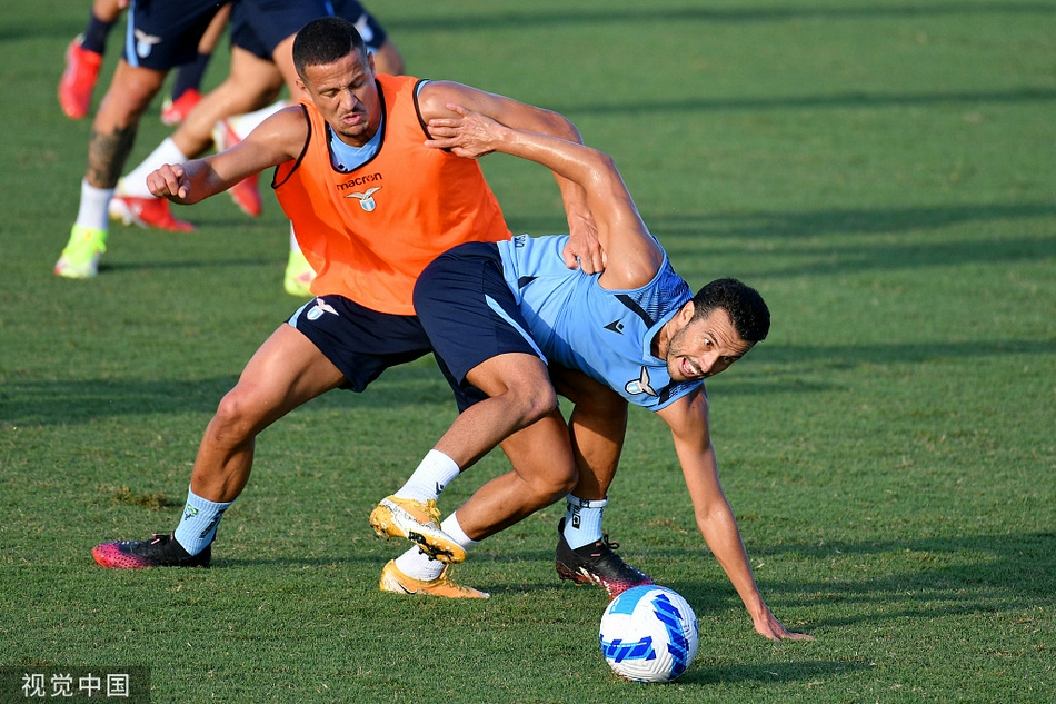 夕阳余晖洒在福尔梅洛基地的训练场上，拉齐奥队徽在光影中熠熠生辉，预示着新赛季的希望与梦想