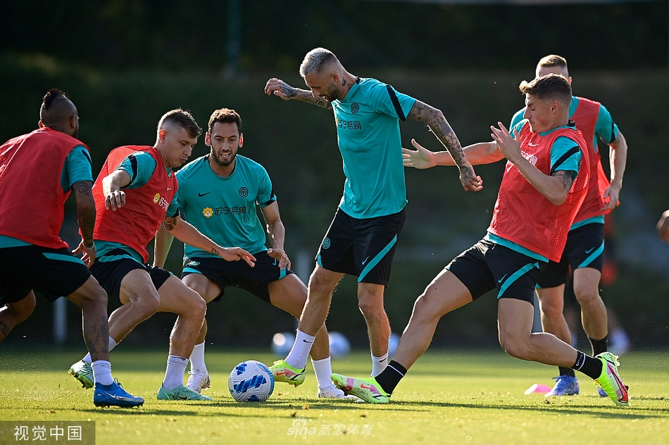 夕阳拉长了球员们在训练场上奔跑的影子，绿茵场被镀上了一层金色。多名球员正在进行折返跑练习，他们整齐划一的队列和充满动感的姿态，如同即将踏上战场的战士剪影，充满了蓄势待发的力量与秩序之美。