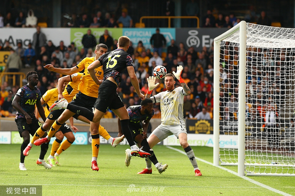 阿里主罚点球一蹴而就，皮球应声入网，他转身挥拳怒吼，宣泄着内心的激动，队友们纷纷向他跑来庆祝。