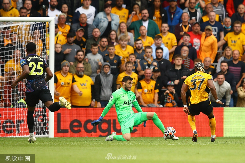 洛里神勇扑出特劳雷的单刀球后，迅速起身振臂高呼，他身后的球门和看台见证了一次世界级的扑救。