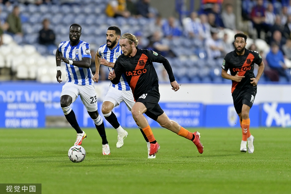 进球功臣汤森德被队友们团团围住，大家拥抱在一起庆祝这粒来之不易的制胜球，教练席上也是一片欢腾，喜悦之情溢于言表