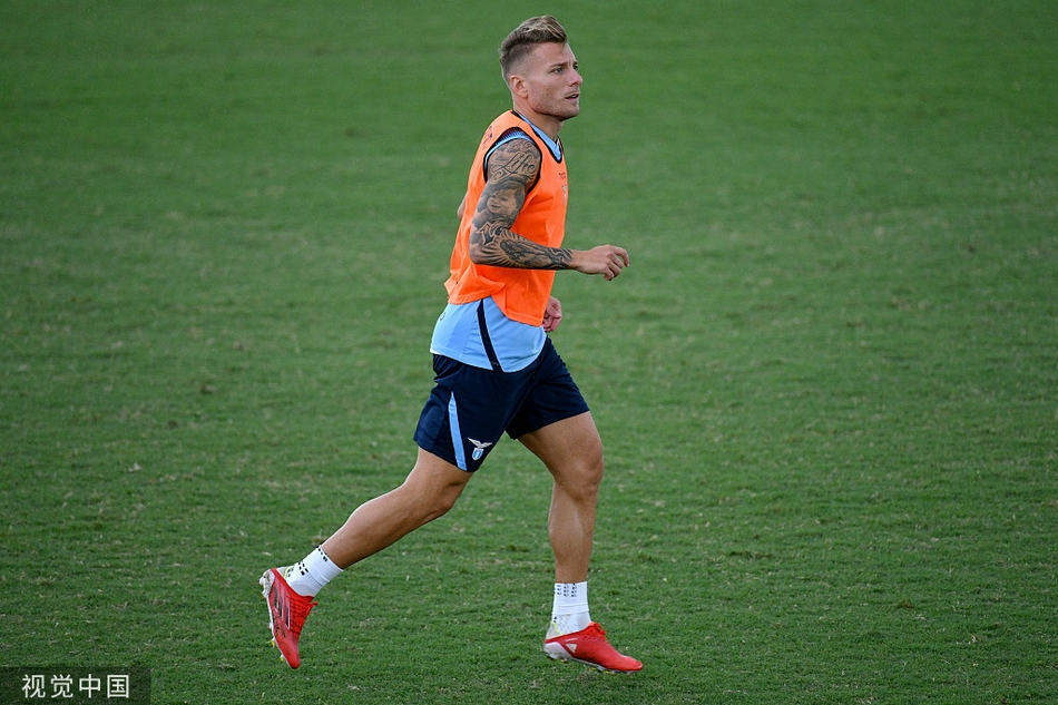 拉齐奥训练场上空惊现迷人双彩虹，队长因莫比莱抬头仰望，眼神中充满对新赛季的憧憬与坚定。