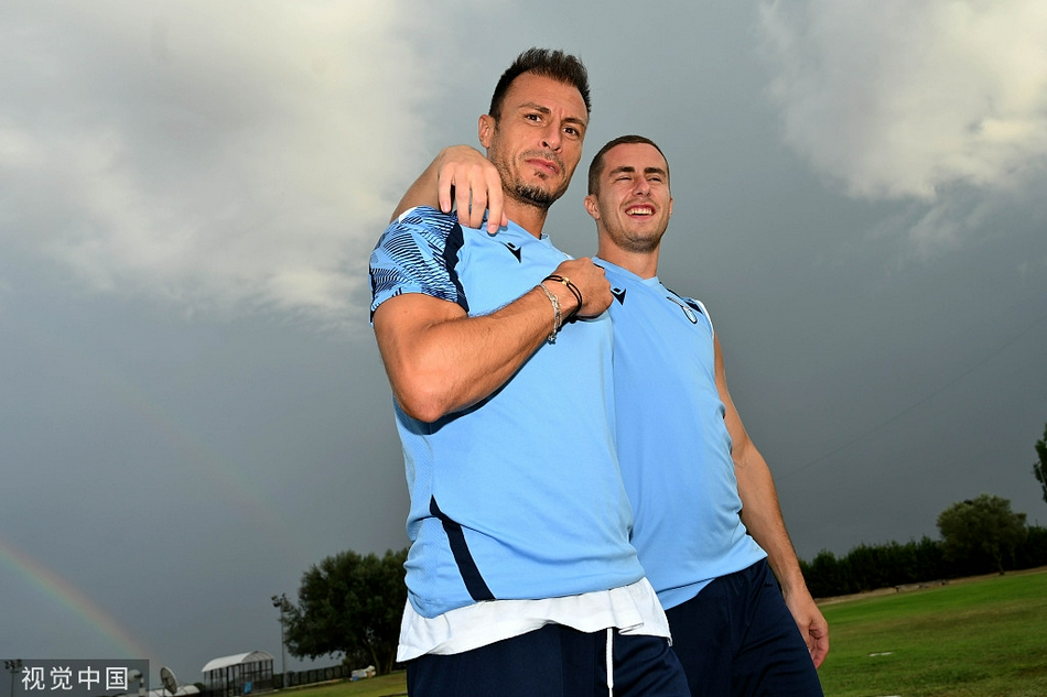 广阔的训练场上，拉齐奥队员们正在进行分组对抗，绿茵场上的激烈拼抢预示着即将到来的意甲联赛定会精彩纷呈。