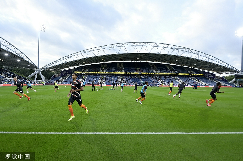 终场哨响后，埃弗顿球员们如释重负，互相击掌庆祝这场来之不易的胜利，远征客场的球迷在看台上挥舞着围巾，与他们心目中的英雄共同分享晋级的喜悦