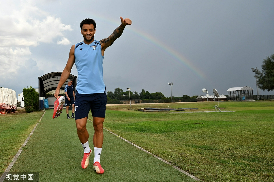 训练结束后，因莫比莱独自一人在场边拉伸放松，身影在夕阳的拉长下显得格外坚毅，预示着为新赛季做好了一切准备。