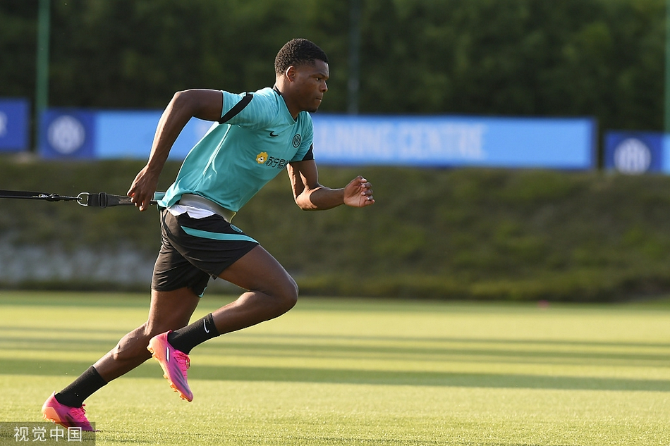 在阿皮亚诺·詹蒂莱的晨光中，荷兰边卫邓弗里斯正全神贯注地完成技术训练，他强壮的体魄和专注的眼神，预示着蓝黑新赛季的右路走廊将迎来一次彻底的改造。