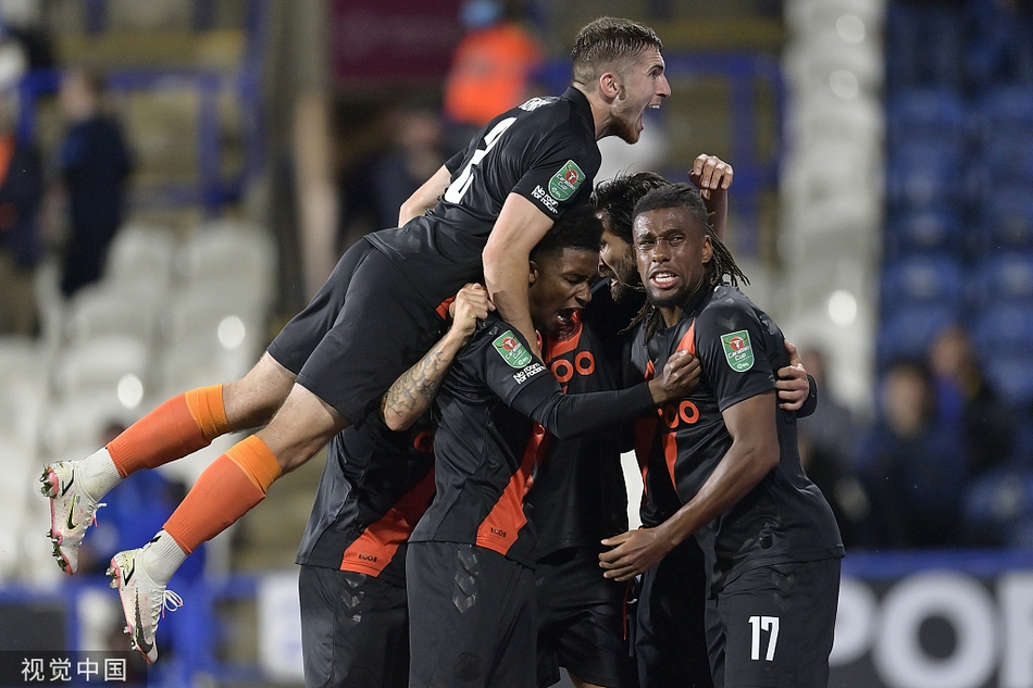 埃弗顿球员伊沃比在破门瞬间，张开双臂激情滑跪，身后的哈德斯菲尔德防守球员只能望球兴叹，现场球迷的欢呼声仿佛穿透了屏幕